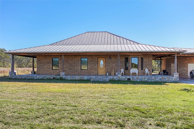 view of side of property featuring a porch and a yard