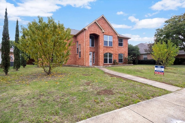 view of front of home featuring a front yard