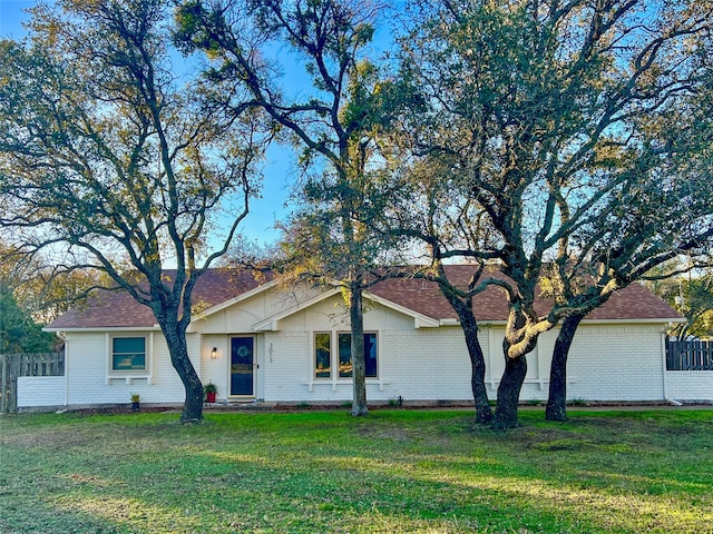 view of front of home featuring a front yard