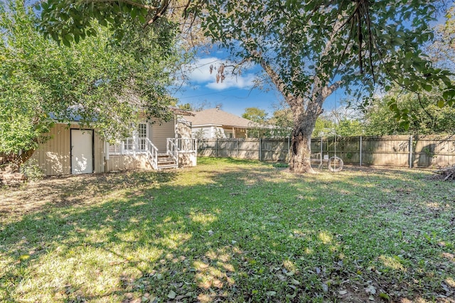 view of yard featuring a storage shed