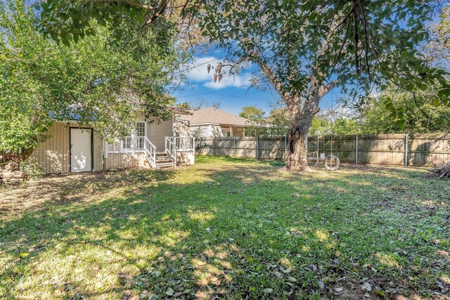 view of yard featuring a storage shed