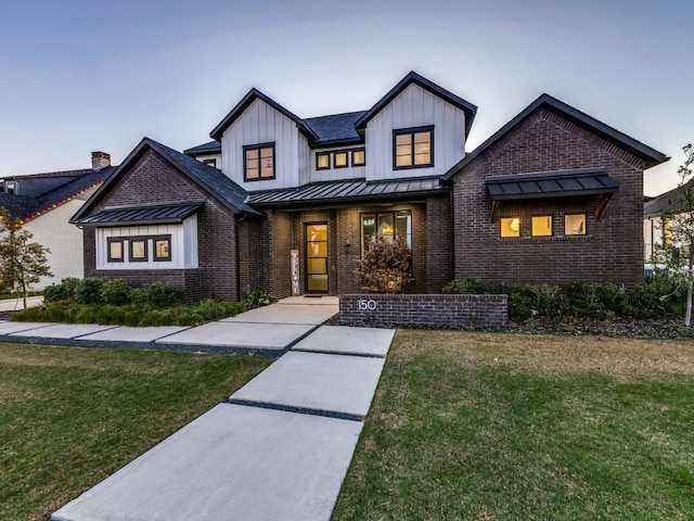 modern farmhouse style home featuring a front lawn