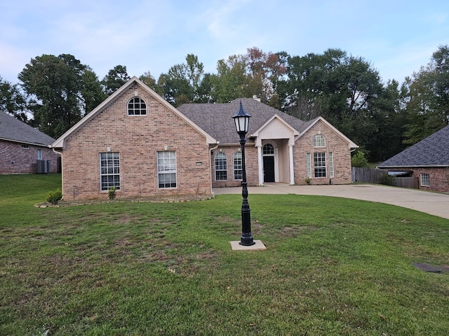 view of front of home featuring cooling unit and a front lawn