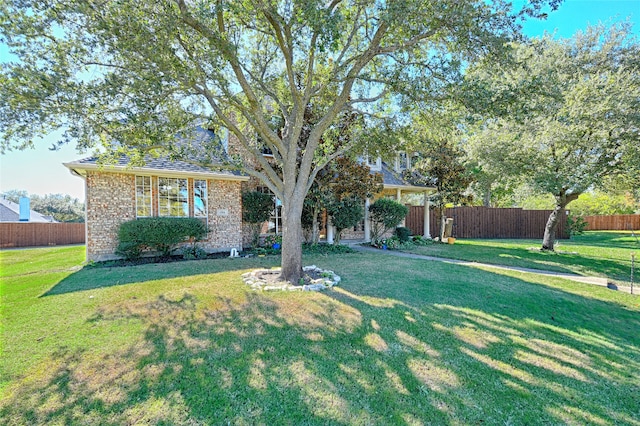 view of front facade featuring a front lawn