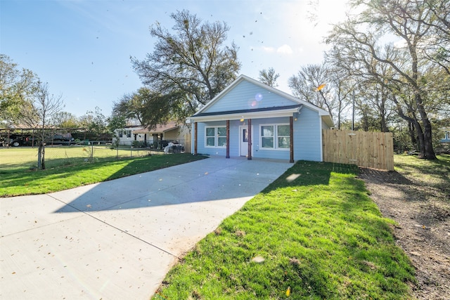 view of front of property featuring a front yard