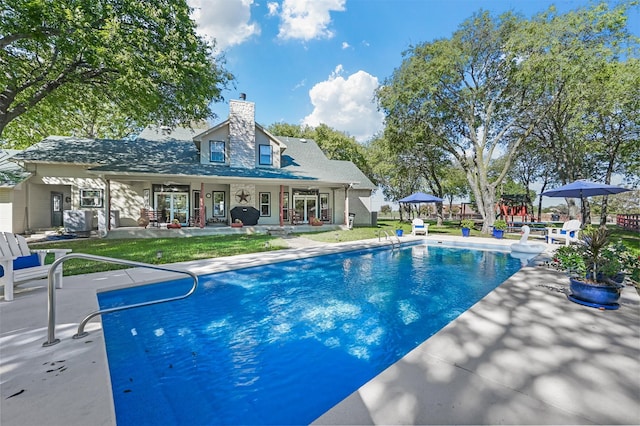 view of swimming pool featuring a patio