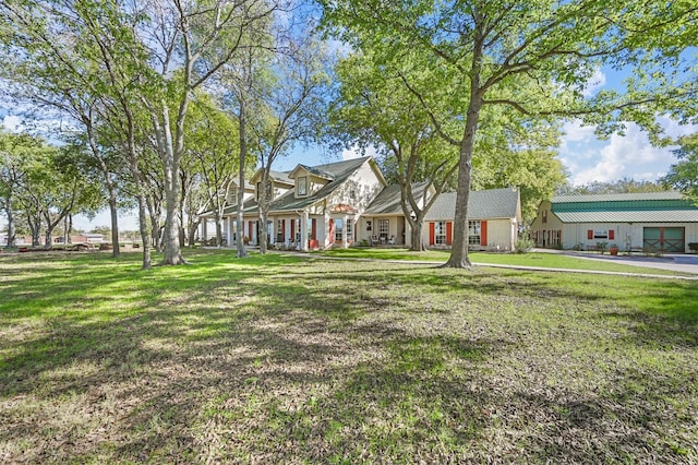 view of front facade featuring a front yard