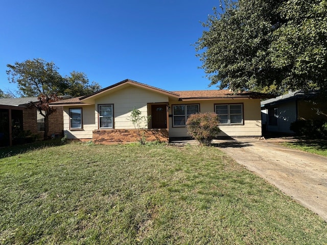 ranch-style house featuring a front lawn