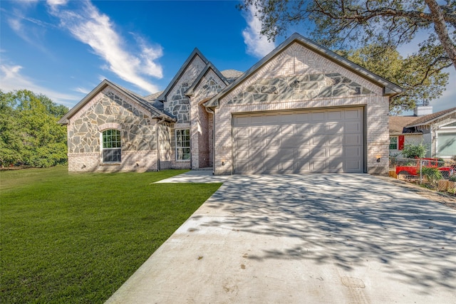 view of front facade featuring a front yard and a garage