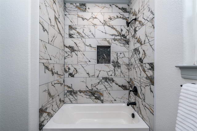 bathroom with tiled shower / bath combo