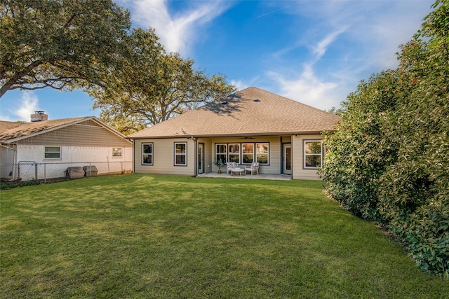 rear view of property featuring a patio area, ceiling fan, and a yard