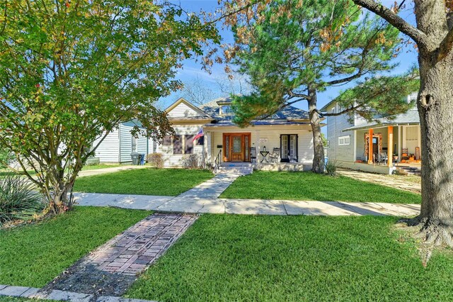 view of front of property with covered porch and a front lawn