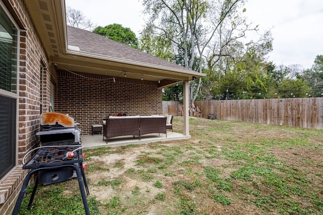 view of yard featuring outdoor lounge area and a patio area