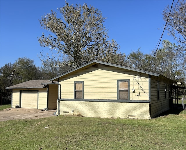 view of front of property featuring a garage and a front yard