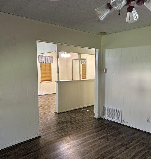 spare room featuring a textured ceiling, dark hardwood / wood-style floors, and ceiling fan