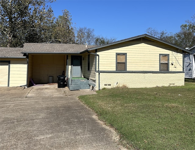 view of front of house featuring a carport and a front lawn