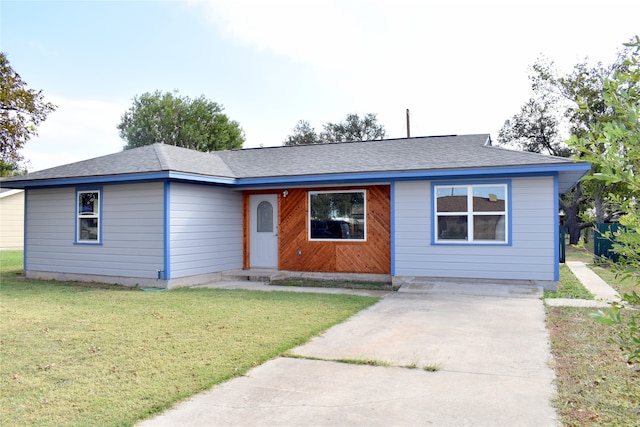 ranch-style house featuring a front yard