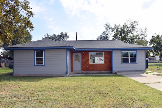 ranch-style home featuring a front lawn