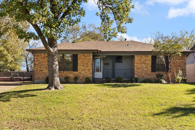 single story home with a front lawn