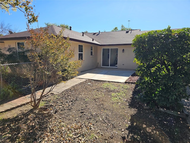 view of yard featuring a storage shed