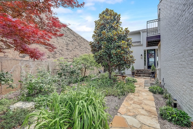 view of yard featuring a balcony