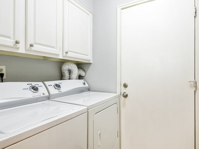 washroom featuring cabinets and washing machine and dryer