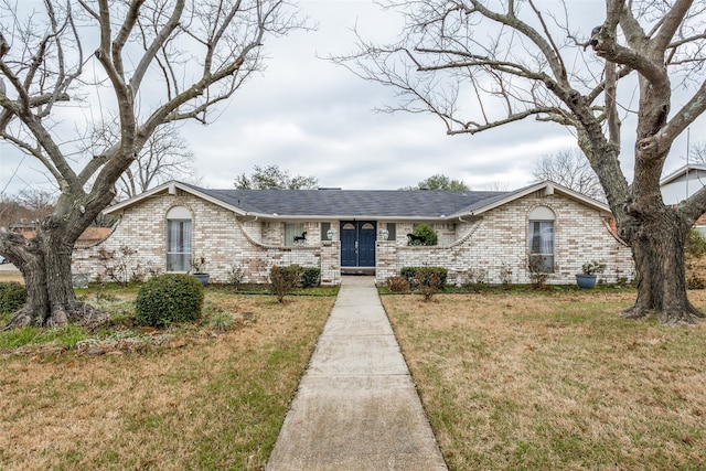 single story home featuring a front lawn