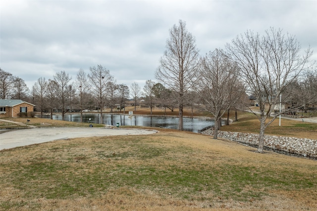 view of yard featuring a water view