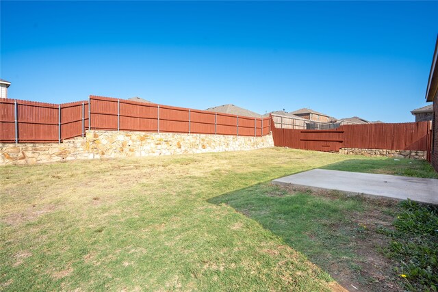 view of yard featuring a patio