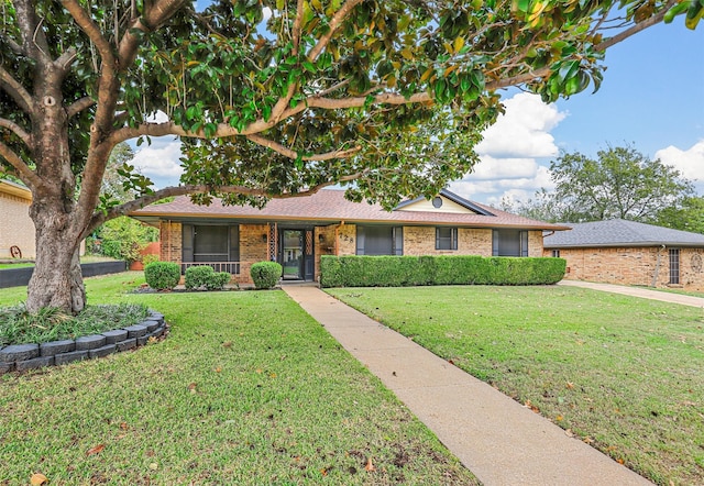 single story home with a front lawn