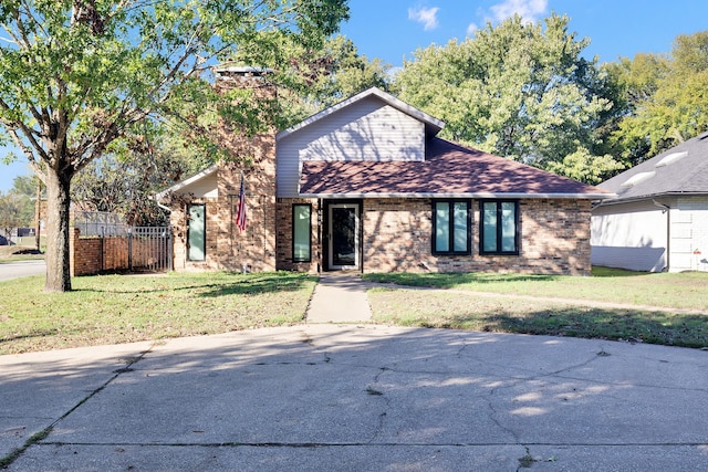 view of front of property featuring a front yard