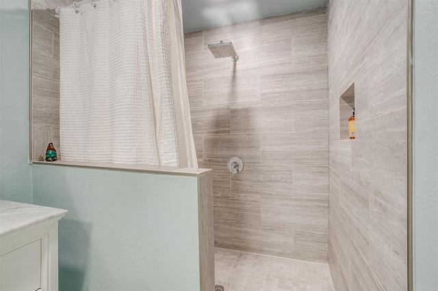 bathroom featuring tiled shower