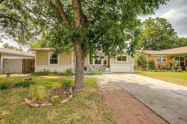 single story home with a front yard