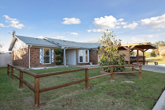 ranch-style house featuring a front yard