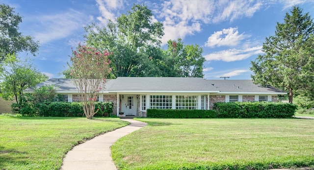 single story home with a front lawn