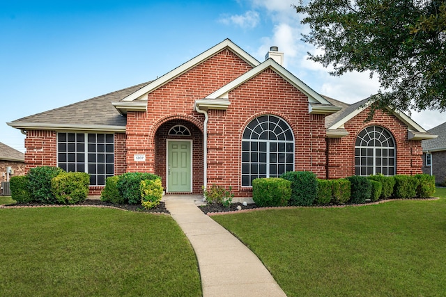 view of front of home with a front lawn