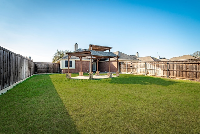 view of yard featuring a patio