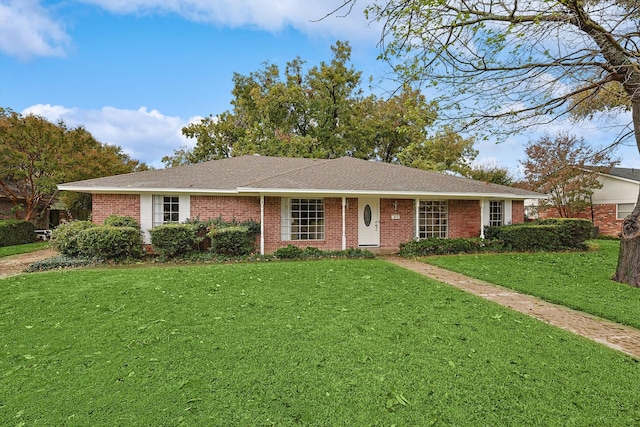 single story home with a front lawn