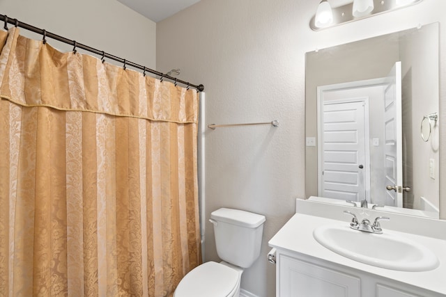 bathroom with a shower with shower curtain, vanity, and toilet