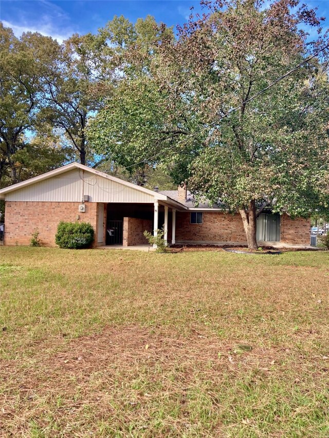 view of front facade with a front lawn