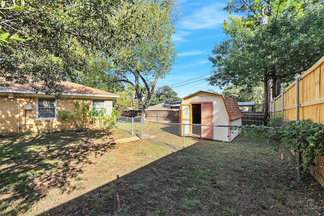 view of yard featuring a storage unit