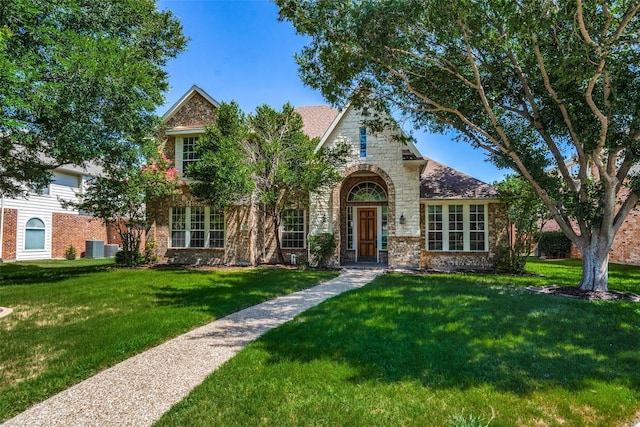 view of front of home featuring a front yard