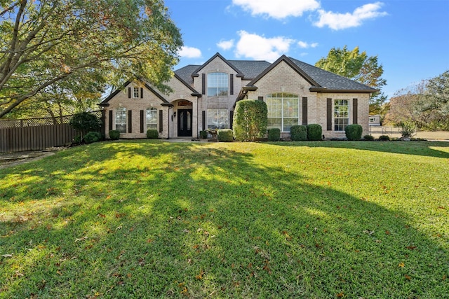 view of front facade featuring a front lawn