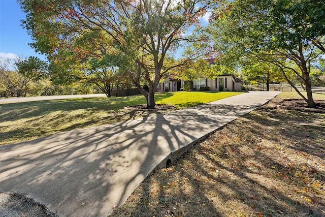 view of front facade featuring a front lawn