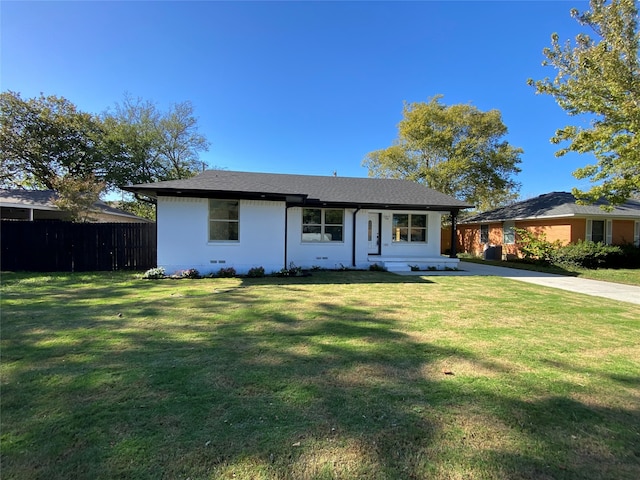 ranch-style home featuring a front lawn