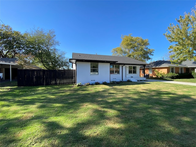 view of front of property featuring a front yard