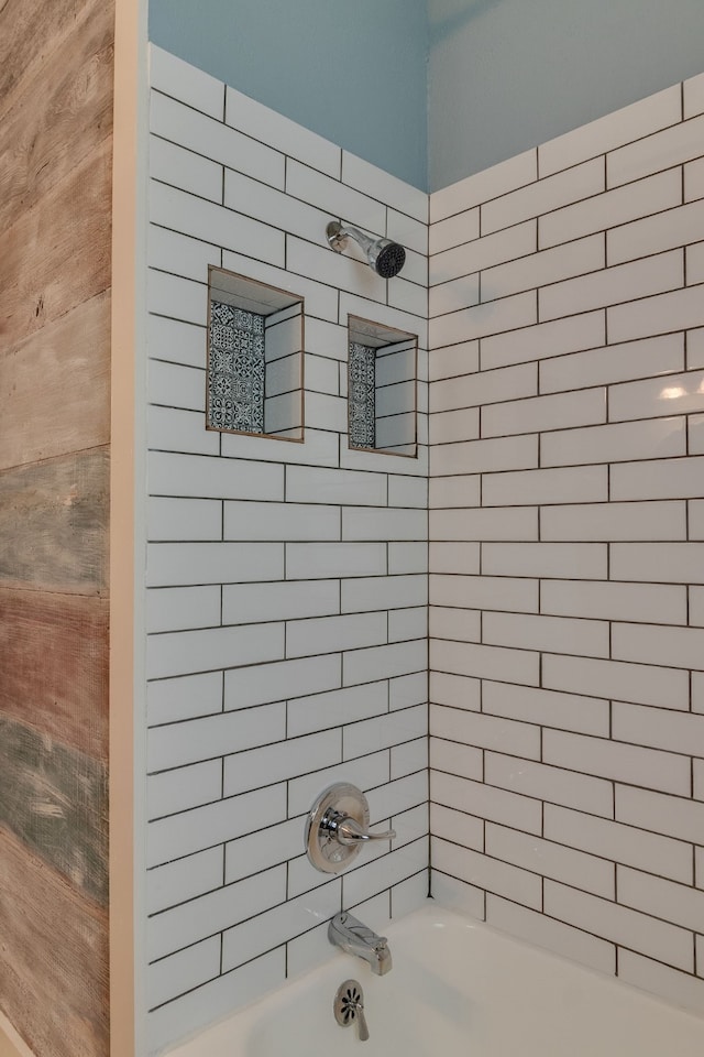 bathroom with tiled shower / bath combo