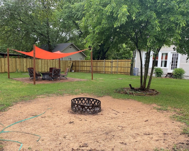 view of yard featuring an outdoor fire pit