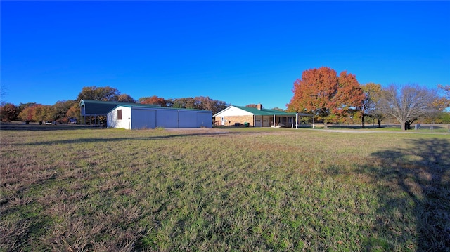 view of yard featuring an outdoor structure