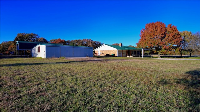 view of yard featuring an outbuilding